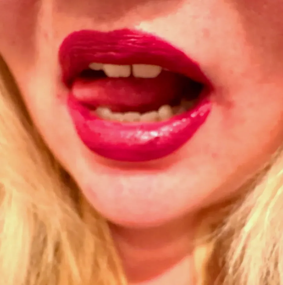 Daphne, 24